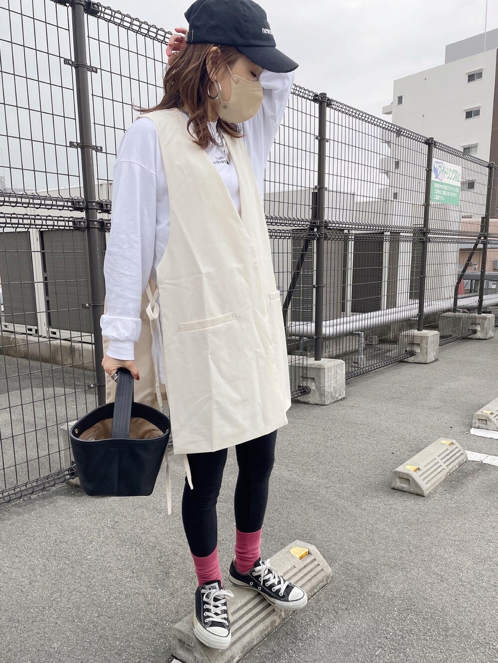 ホワイト系のベスト、ホワイト系のTシャツ/カットソー、ブラック系のレギンス/スパッツを着用したレディースの春コーディネートの2枚目の写真