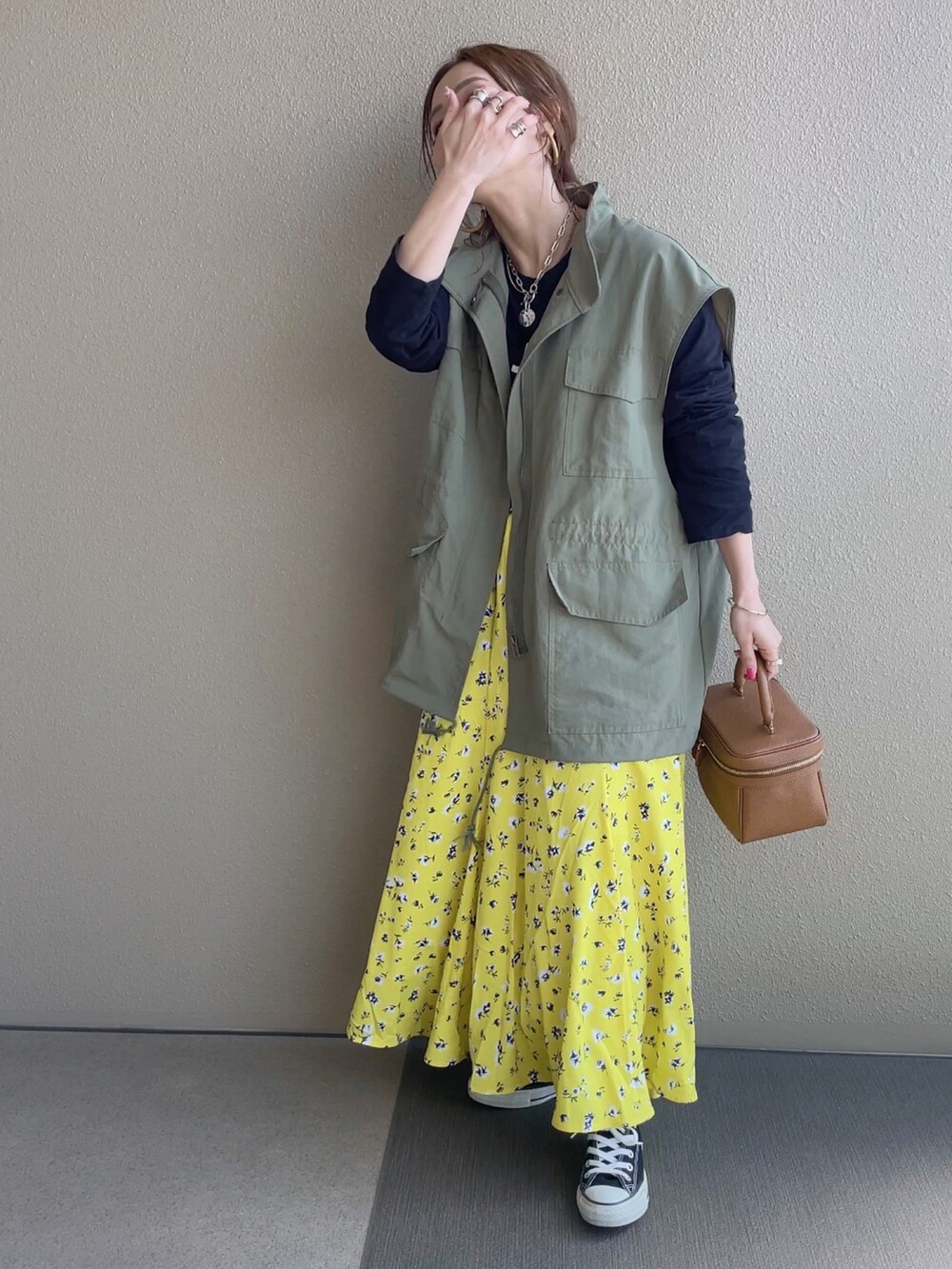 グリーン系のベスト、ブラック系のTシャツ/カットソー、その他のその他を着用したレディースの春コーディネートの3枚目の写真