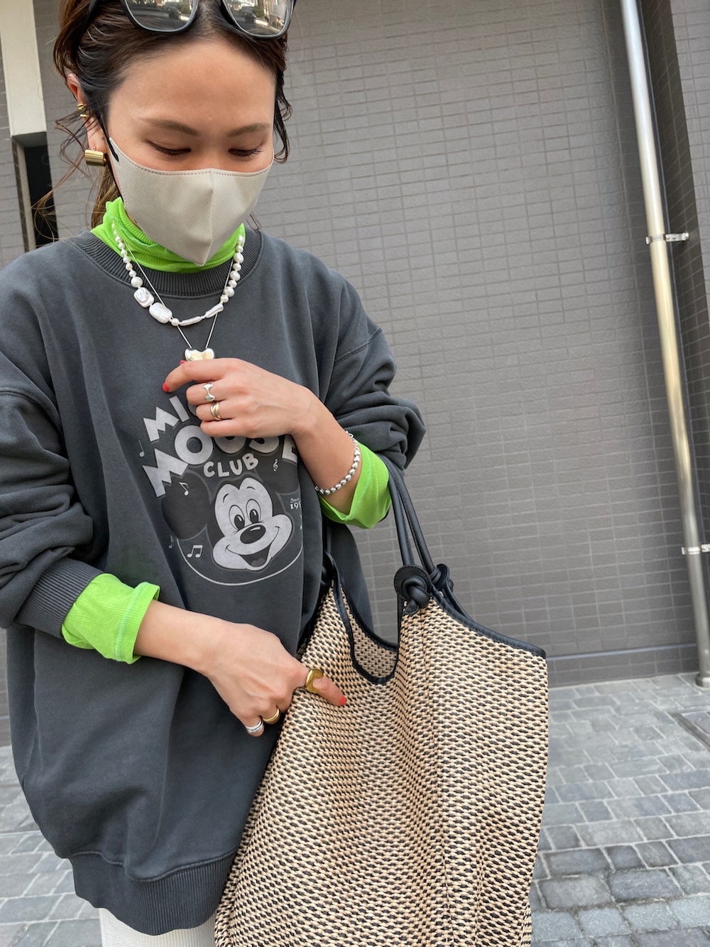 グレー系のスウェット、グリーン系のTシャツ/カットソー、ホワイト系のその他パンツを着用したレディースの春コーディネートの4枚目の写真