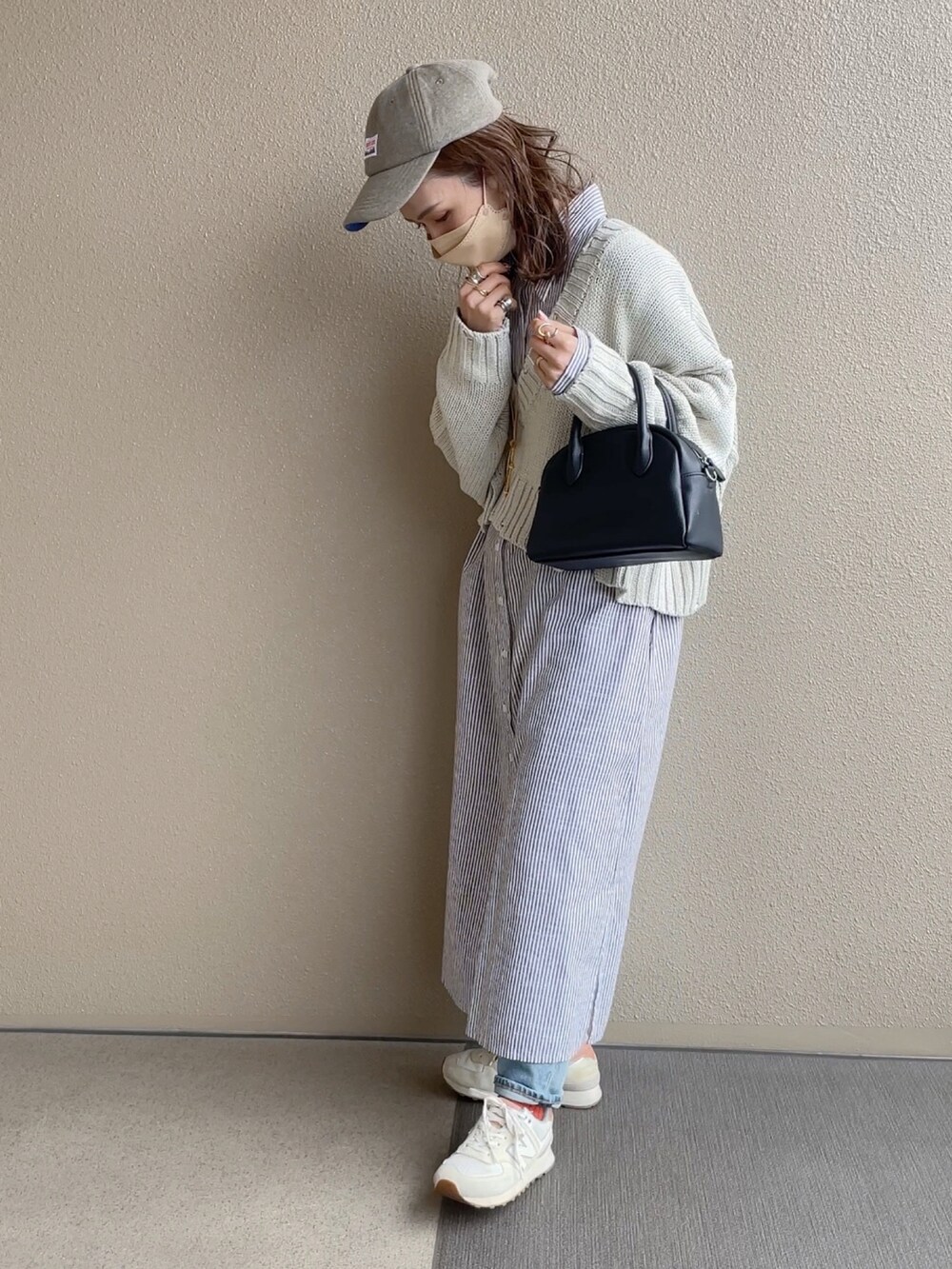 ホワイト系のニット/セーター、ブルー系のデニムパンツ、ブラウン系のシャツワンピースを着用したレディースの冬コーディネートの3枚目の写真