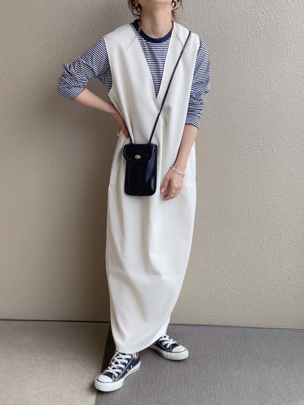 ブラック系のTシャツ/カットソー、ピンク系のシャツ/ブラウス、ベージュ系のジャンパースカートを着用したレディースの春コーディネートの3枚目の写真