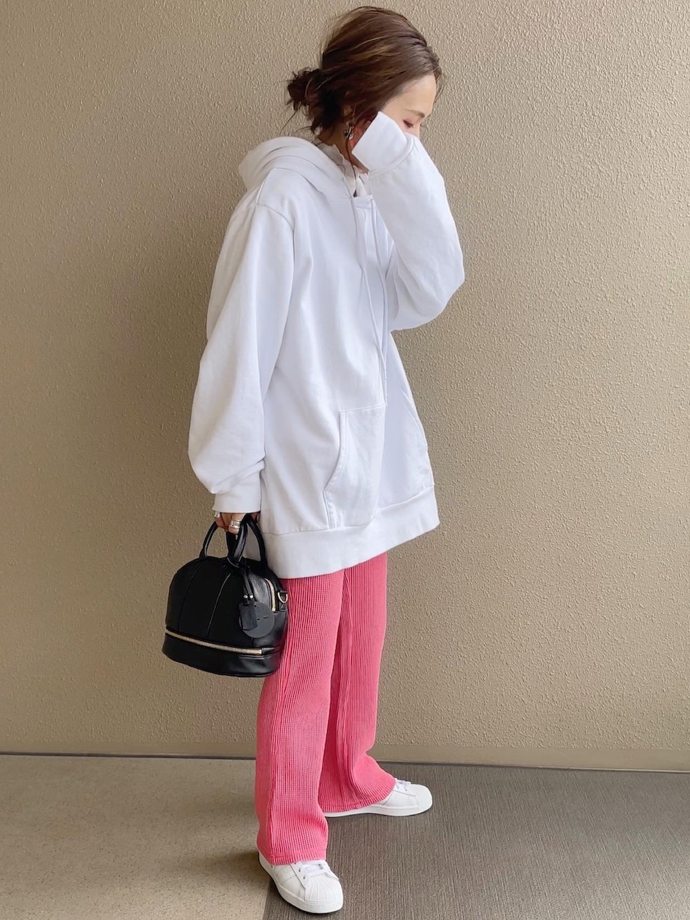 ホワイト系のダウンジャケット/コート、ホワイト系のパーカー、ピンク系のその他パンツを着用したレディースの冬コーディネートの4枚目の写真