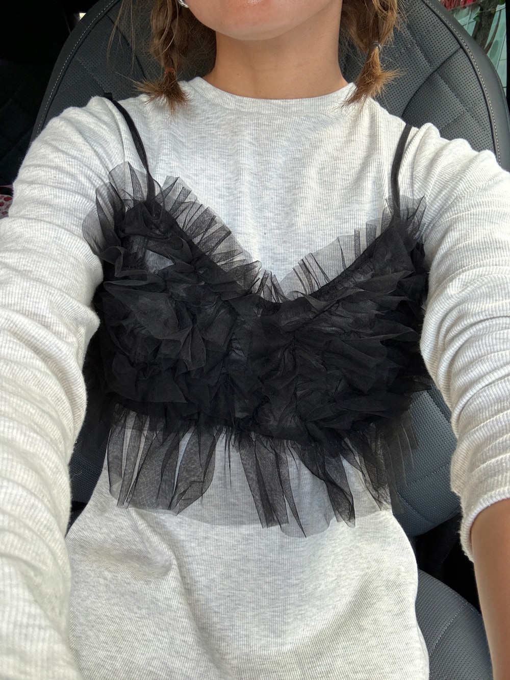 ベージュ系のワンピース、ブラック系のキャミソール、ブラック系のニットキャップ/ビーニーを着用したレディースの秋コーディネートの2枚目の写真