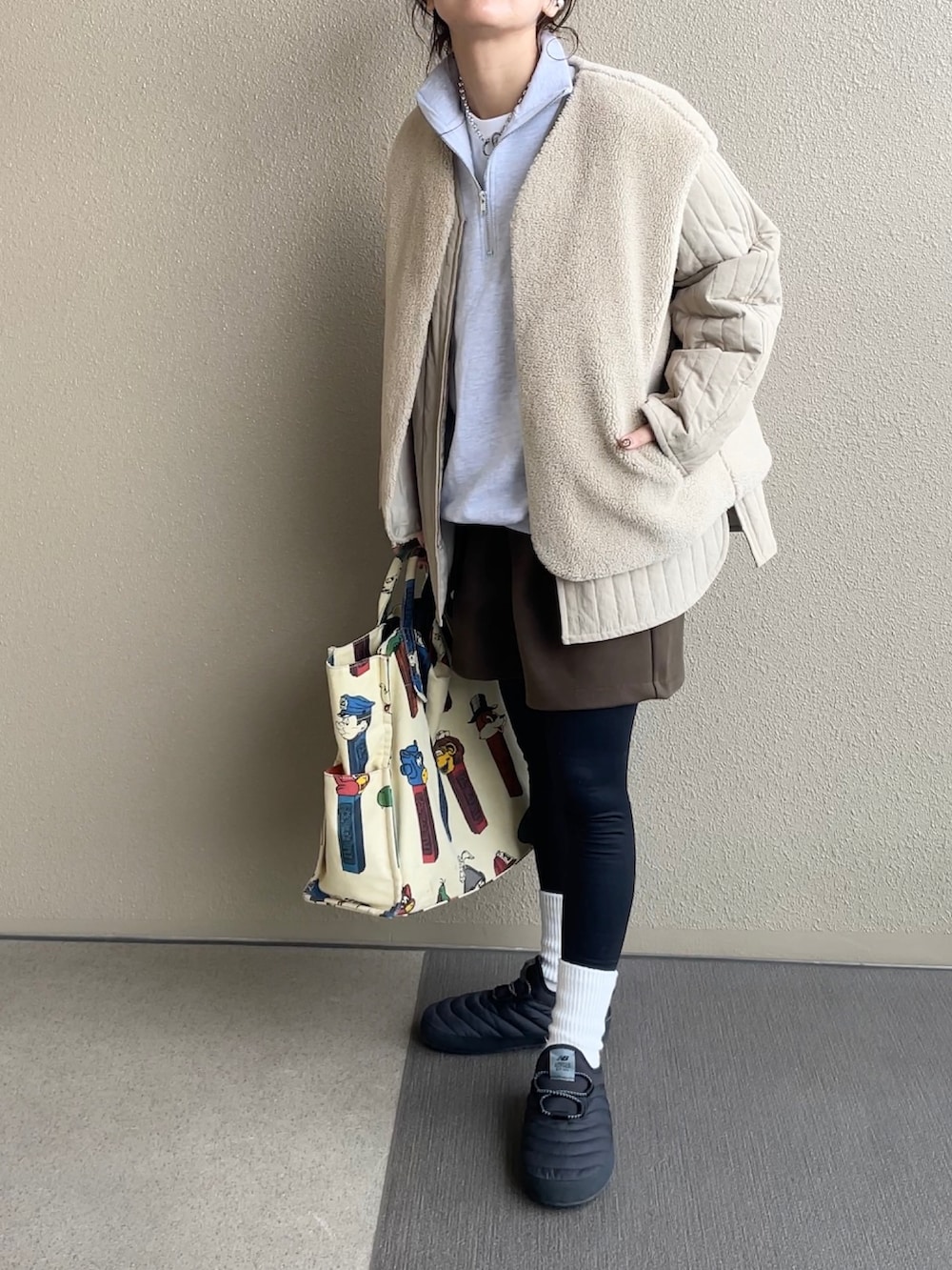 ベージュ系のスウェット、ブラウン系のパンツ、ホワイト系のトートバッグを着用したレディースの冬コーディネートの5枚目の写真