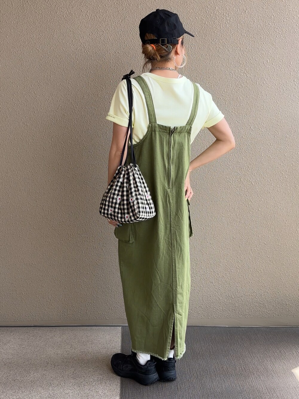 ベージュ系のTシャツ/カットソー、グリーン系のジャンパースカートを着用したレディースの夏コーディネートの4枚目の写真