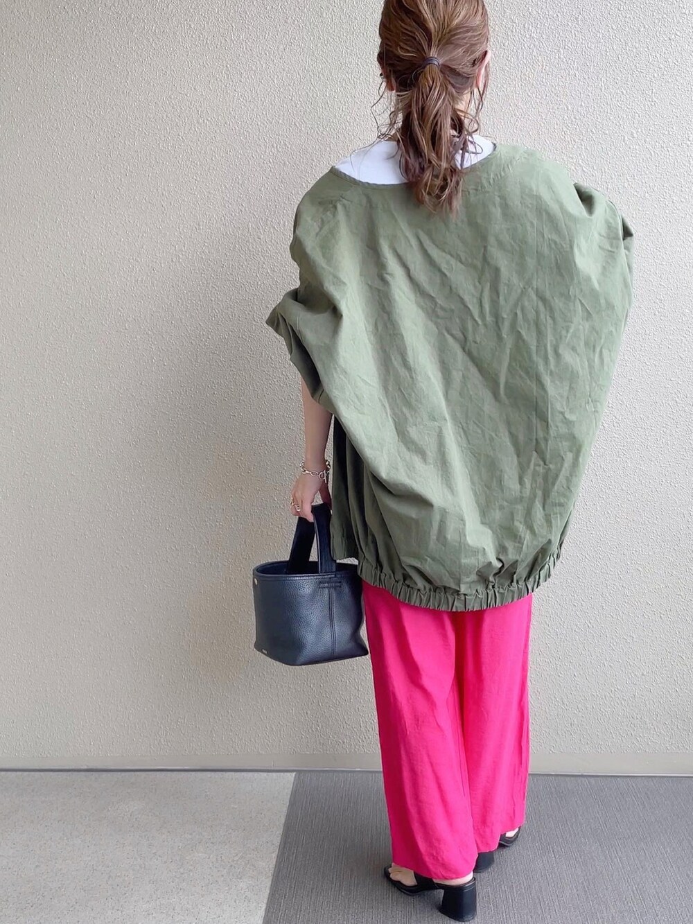 グリーン系のノーカラージャケット、ピンク系のその他パンツ、ブラック系のサンダルを着用したレディースの春コーディネートの3枚目の写真