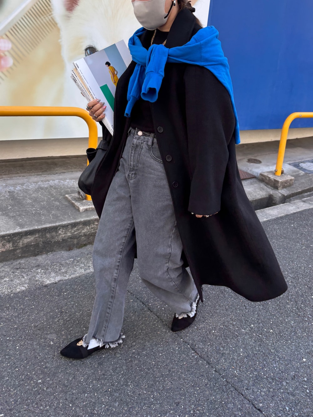 グレー系のデニムパンツ、ブルー系のスウェットを着用したレディースの冬コーディネートの2枚目の写真