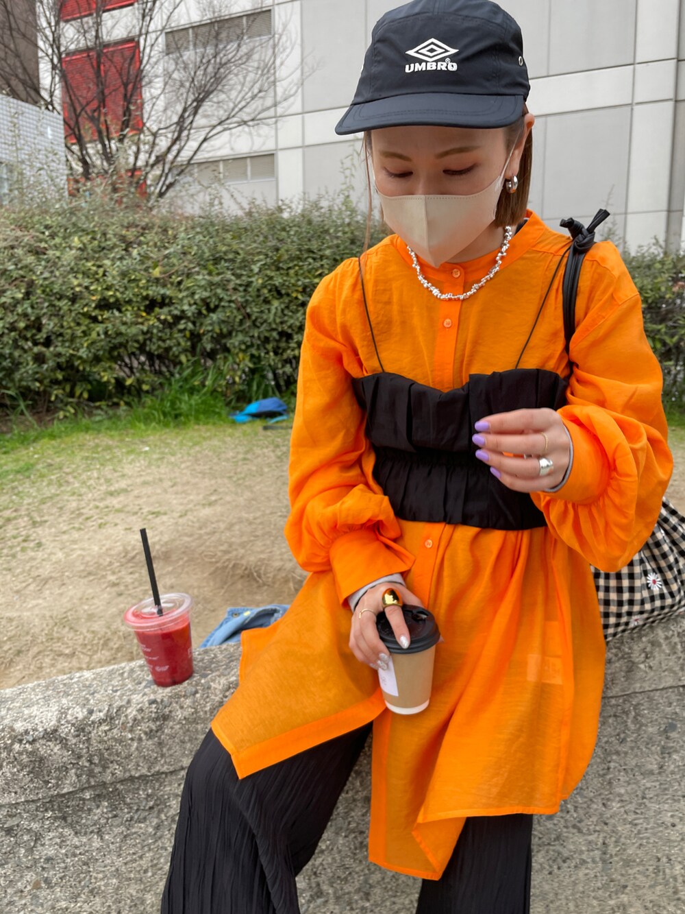ホワイト系のTシャツ/カットソー、ブラック系のスニーカー、その他のハンドバッグを着用したレディースの春コーディネートの2枚目の写真