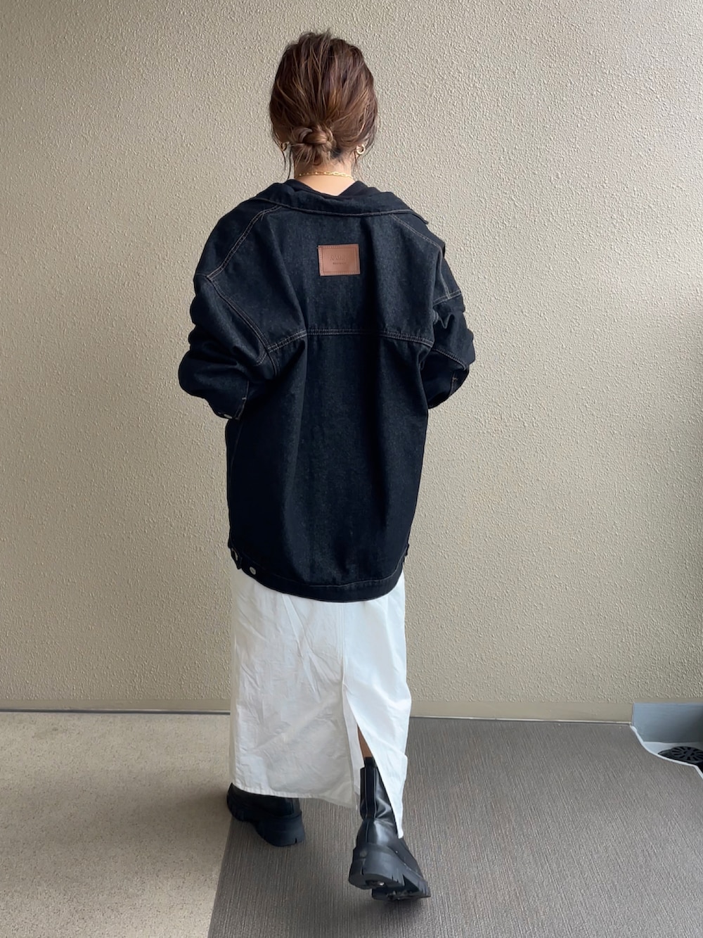 ブラック系のスカート、ホワイト系のパーカー、ホワイト系のパーカーを着用したレディースの秋コーディネートの4枚目の写真