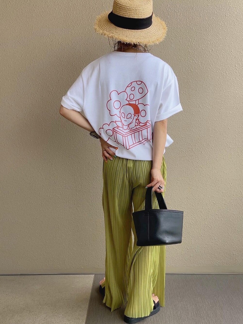 ホワイト系のTシャツ/カットソー、ブラウン系のニットキャップ/ビーニーを着用したレディースの夏コーディネートの3枚目の写真