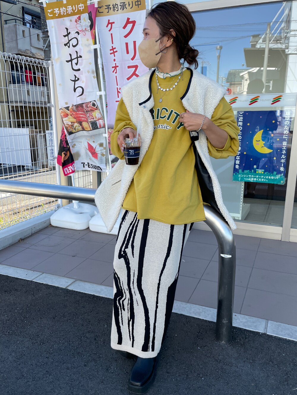 イエロー系のスウェット、ブルー系のデニムパンツを着用したレディースの秋コーディネートの4枚目の写真