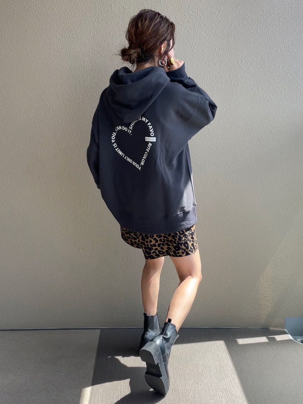 ホワイト系のパーカーを着用したレディースの秋コーディネートの2枚目の写真