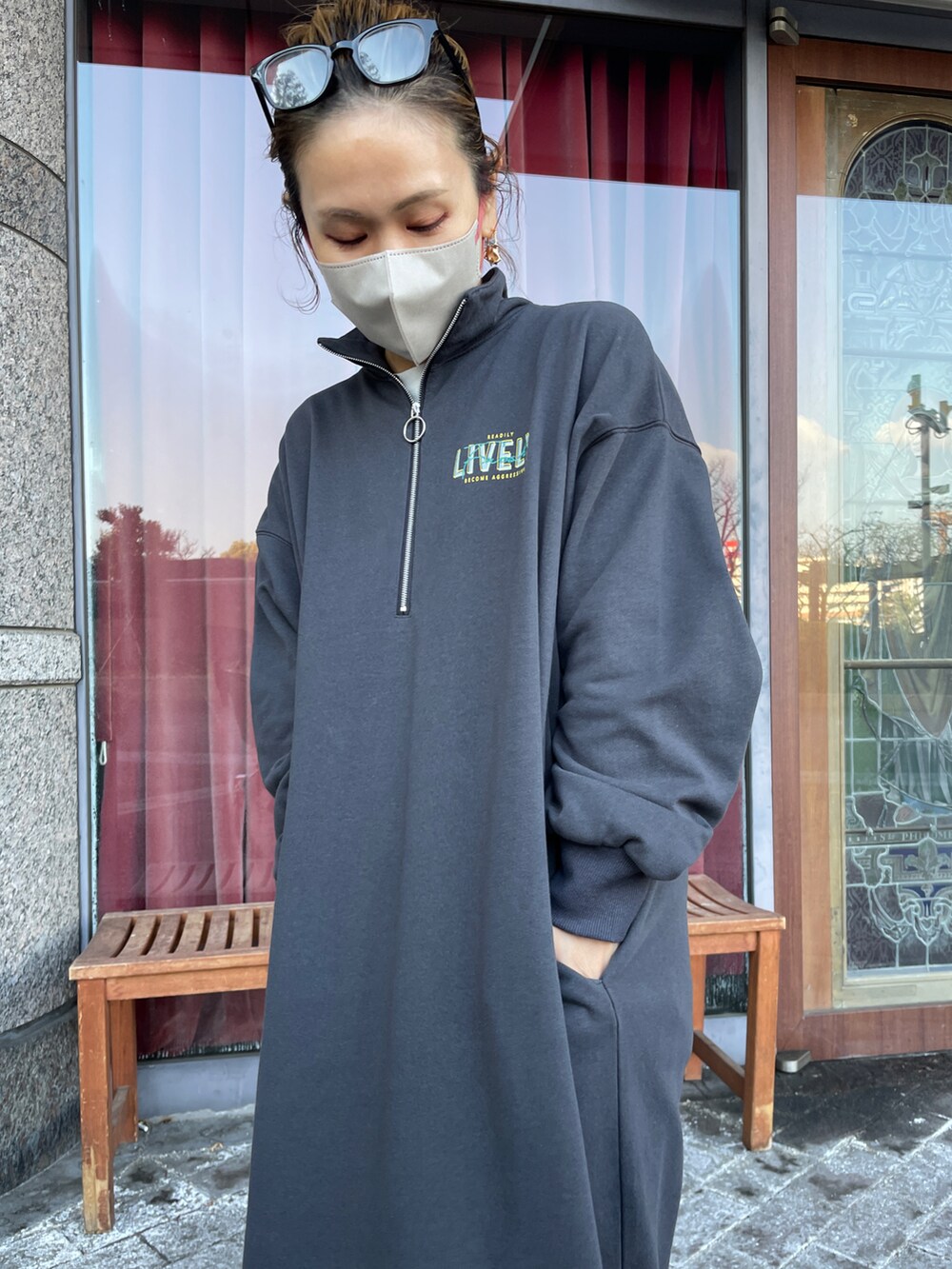 ブラック系のワンピース/ドレス、ホワイト系のその他パンツ、ブラック系のスリッポンを着用したレディースの冬コーディネートの4枚目の写真