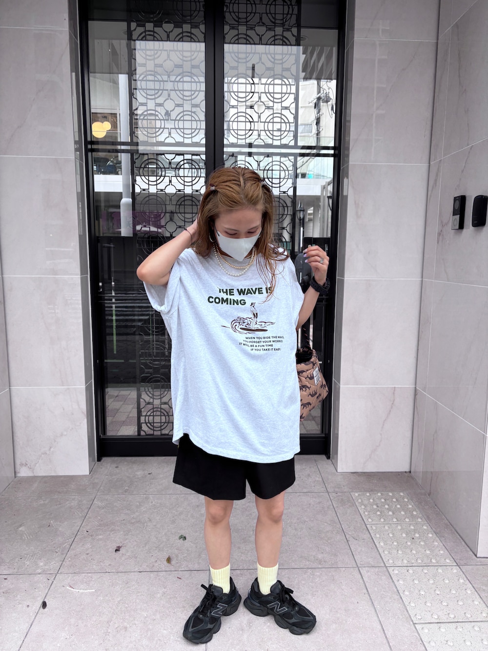 グレー系のTシャツ/カットソー、ベージュ系のショルダーバッグ、ブラック系のスニーカーを着用したレディースの夏コーディネートの4枚目の写真