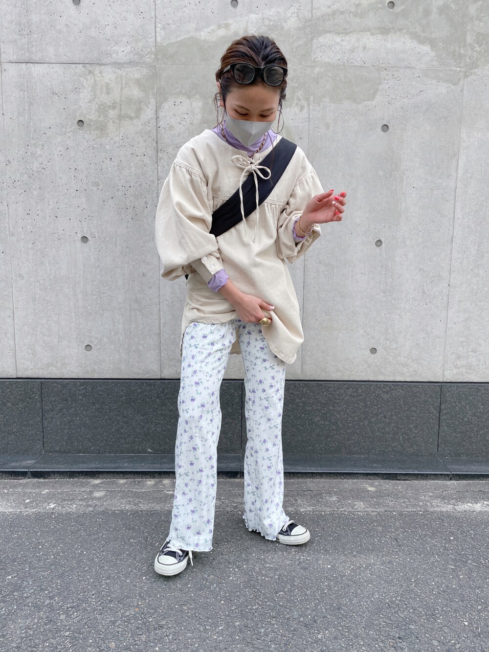 ホワイト系のシャツ/ブラウス、パープル系のTシャツ/カットソー、パープル系のその他パンツを着用したレディースの春コーディネートの3枚目の写真