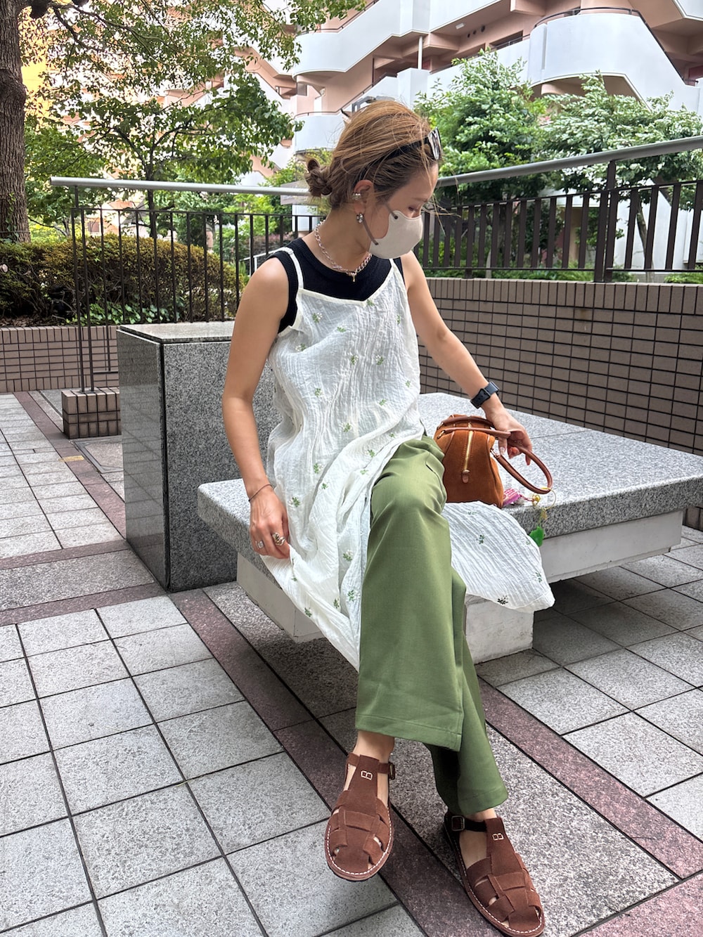 ホワイト系のワンピース、ブラウン系のサンダルを着用したレディースの夏コーディネートの3枚目の写真