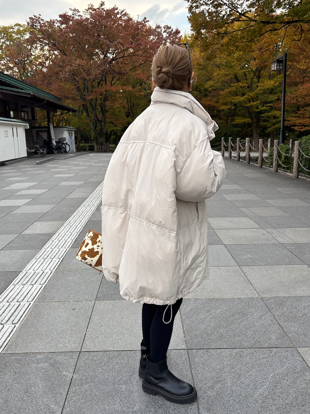 ホワイト系のダウンジャケット/コートを着用したレディースの秋コーディネートの2枚目の写真