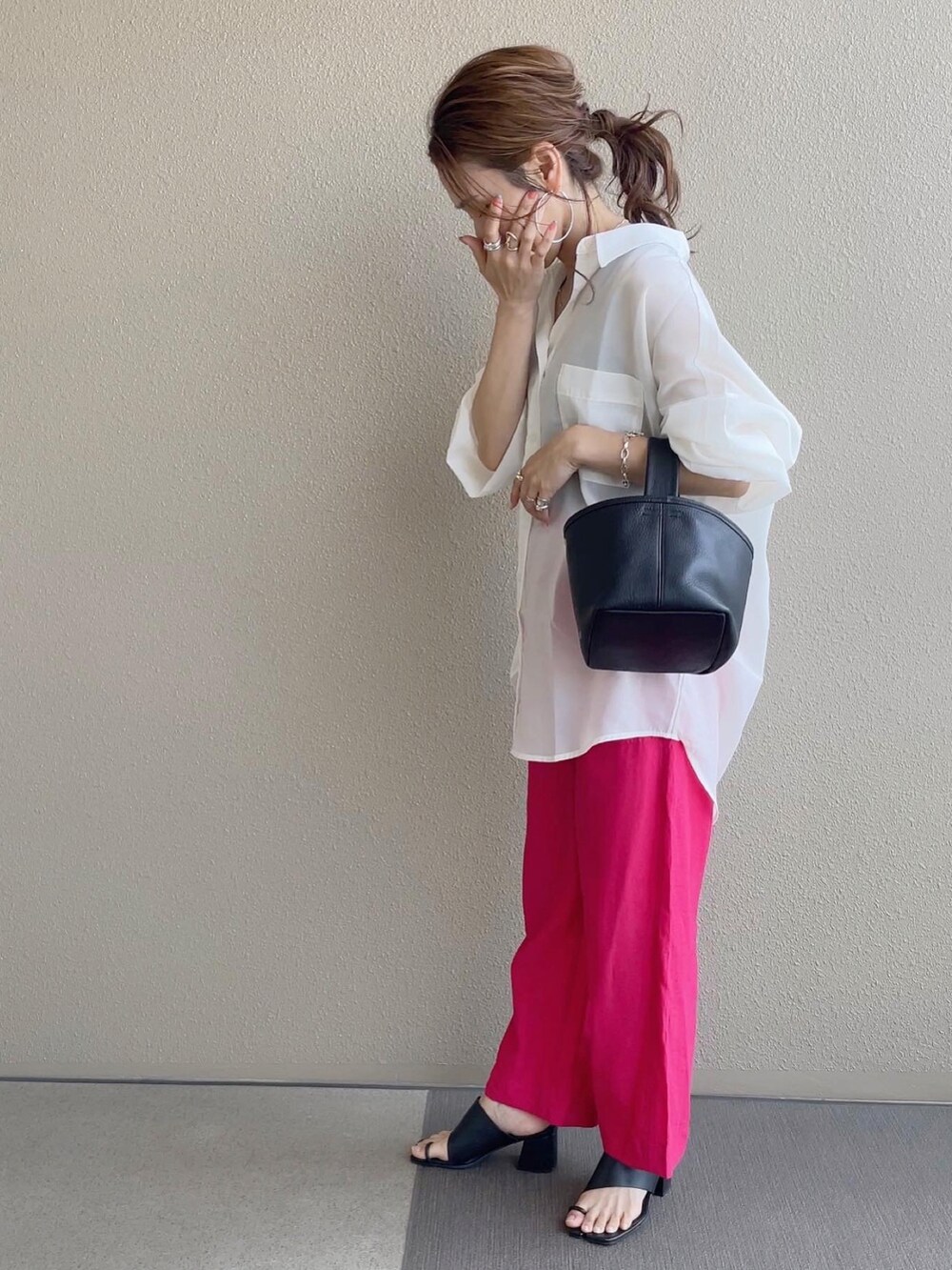 ホワイト系のシャツ/ブラウス、ブラック系のTシャツ/カットソー、ブルー系のデニムパンツを着用したレディースの春コーディネートの3枚目の写真