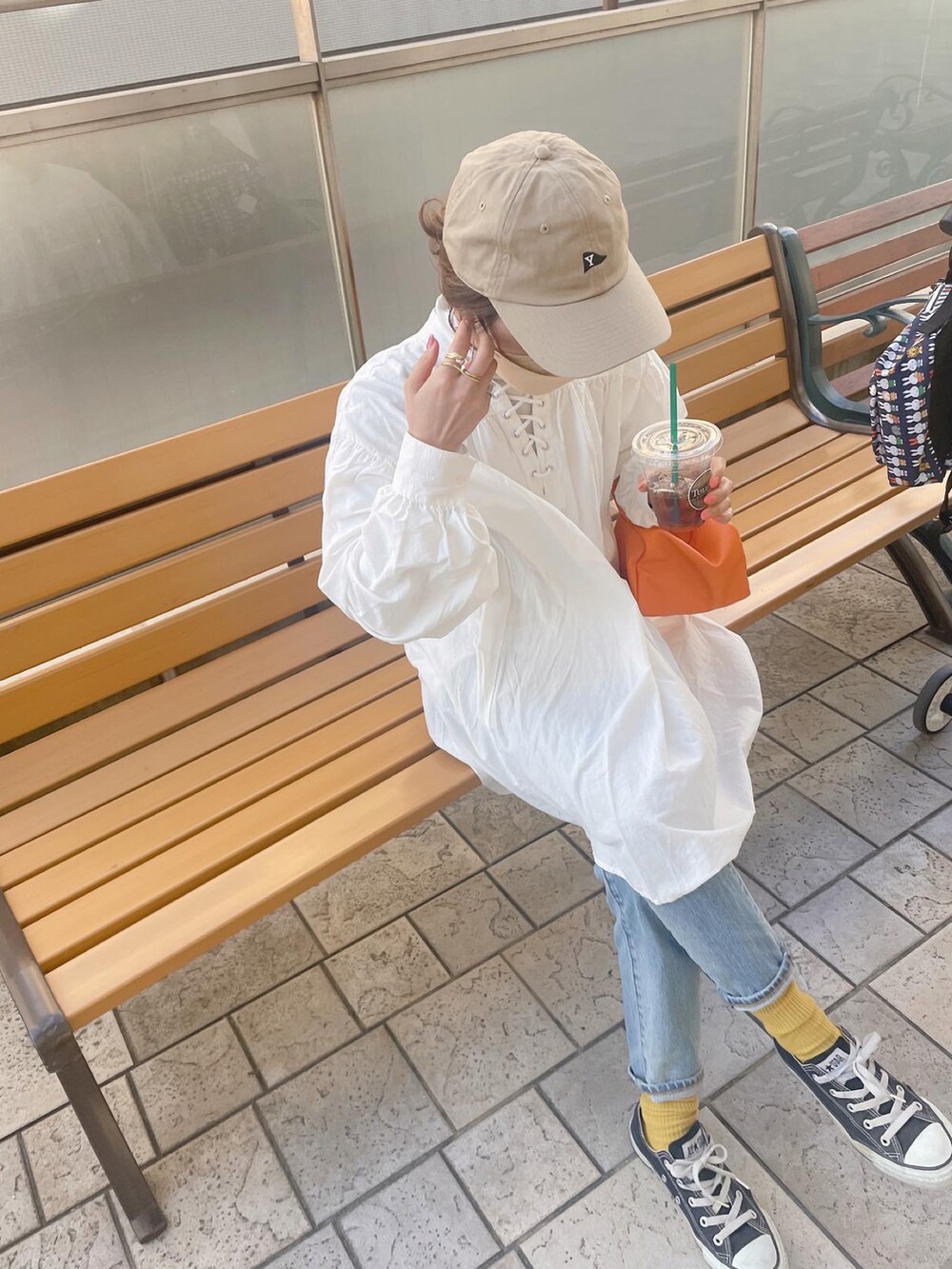 ホワイト系のシャツ/ブラウス、その他のその他を着用したレディースの春コーディネートの2枚目の写真