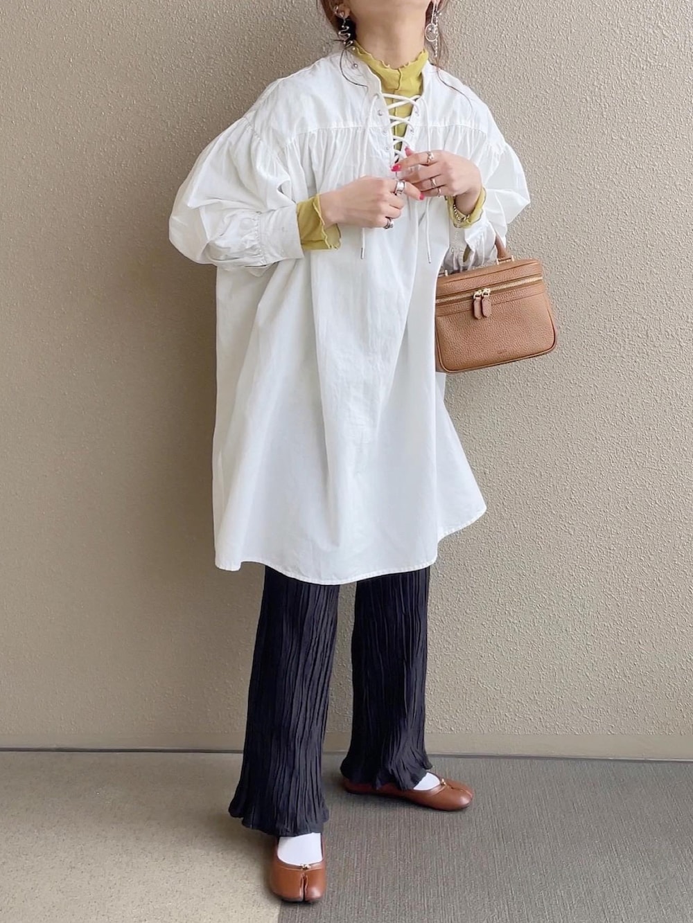 ブラック系のその他パンツ、ホワイト系のシャツ/ブラウス、ピンク系のシャツ/ブラウスを着用したレディースの春コーディネートの2枚目の写真