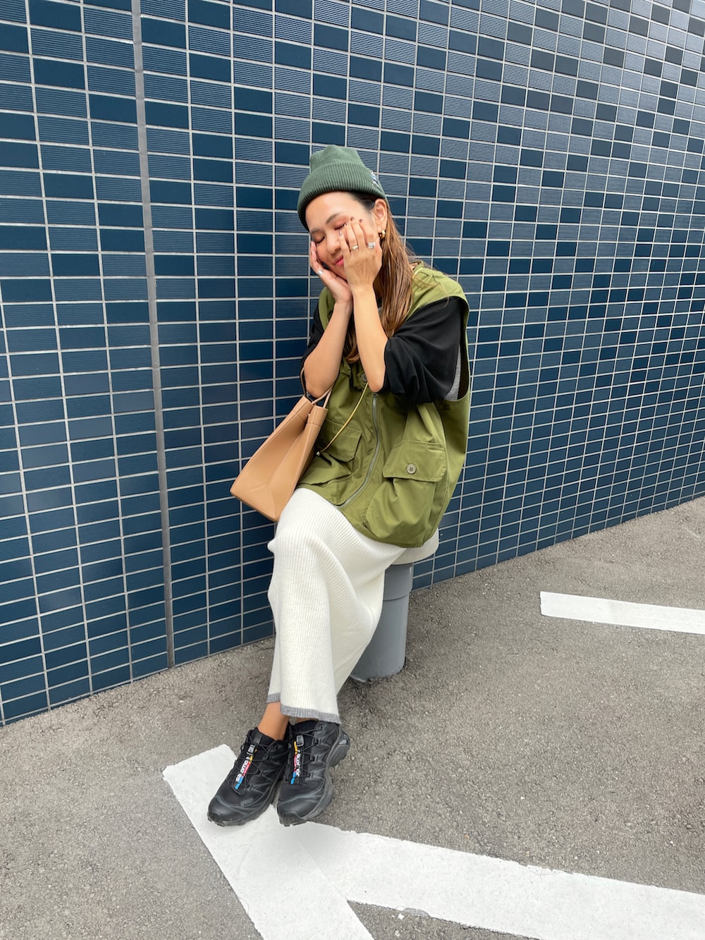 ホワイト系のスカート、グリーン系のTシャツ/カットソー、グレー系のTシャツ/カットソーを着用したレディースの秋コーディネートの4枚目の写真