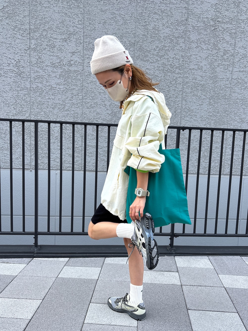 グリーン系のTシャツ/カットソー、ブラック系のその他パンツ、ブルー系のトートバッグを着用したレディースの春コーディネートの4枚目の写真