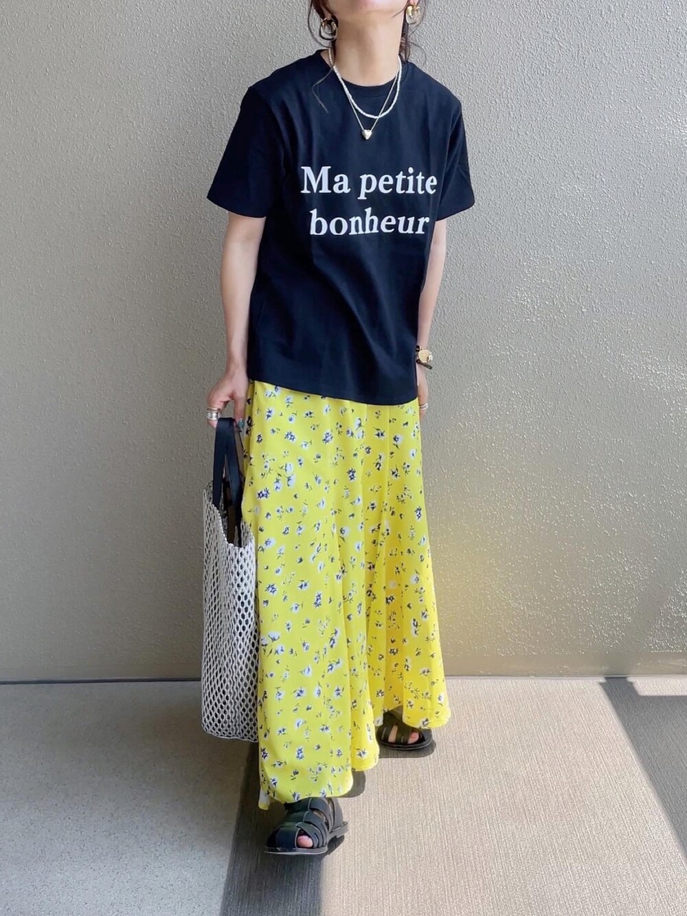 ピンク系のTシャツ/カットソー、ブルー系のデニムパンツ、その他のその他を着用したレディースの夏コーディネートの2枚目の写真