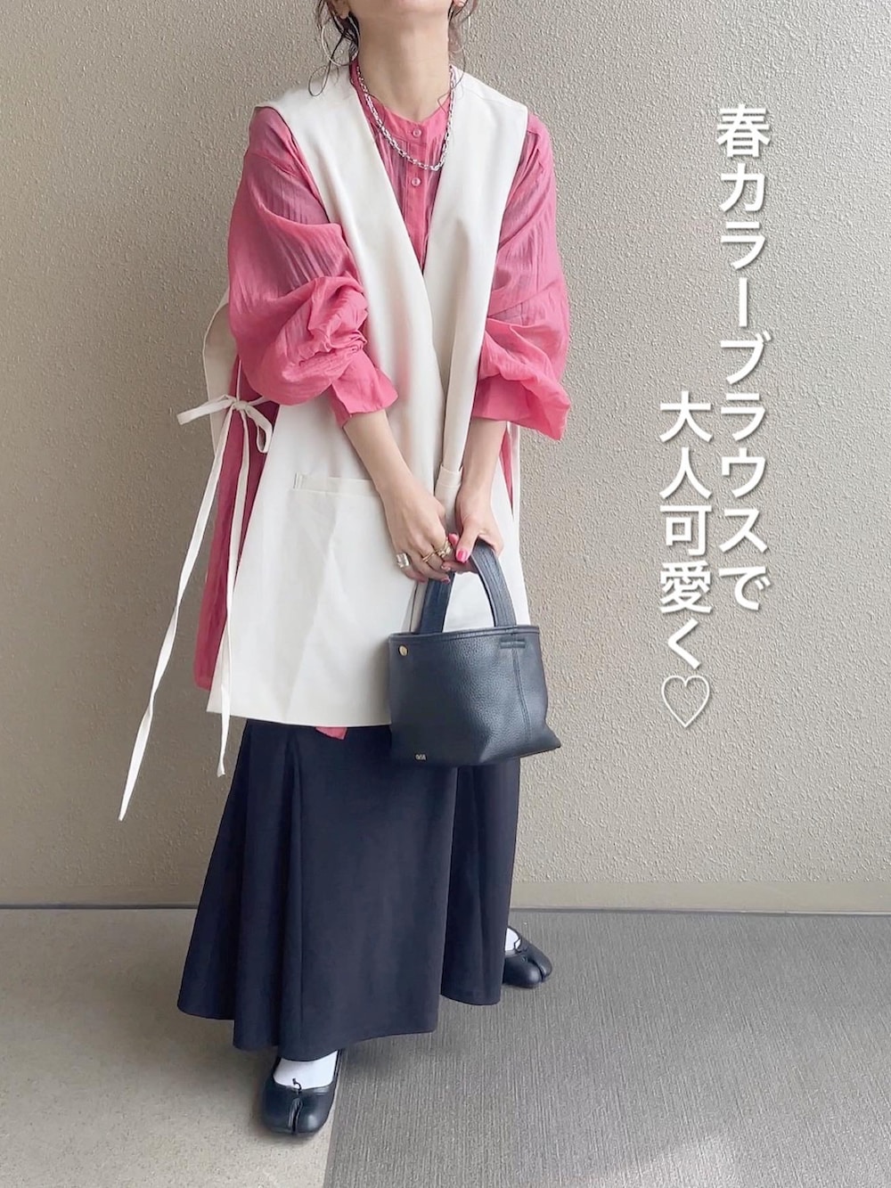 ブラック系のスカート、ブルー系のTシャツ/カットソー、グレー系のスウェットを着用したレディースの春コーディネートの4枚目の写真