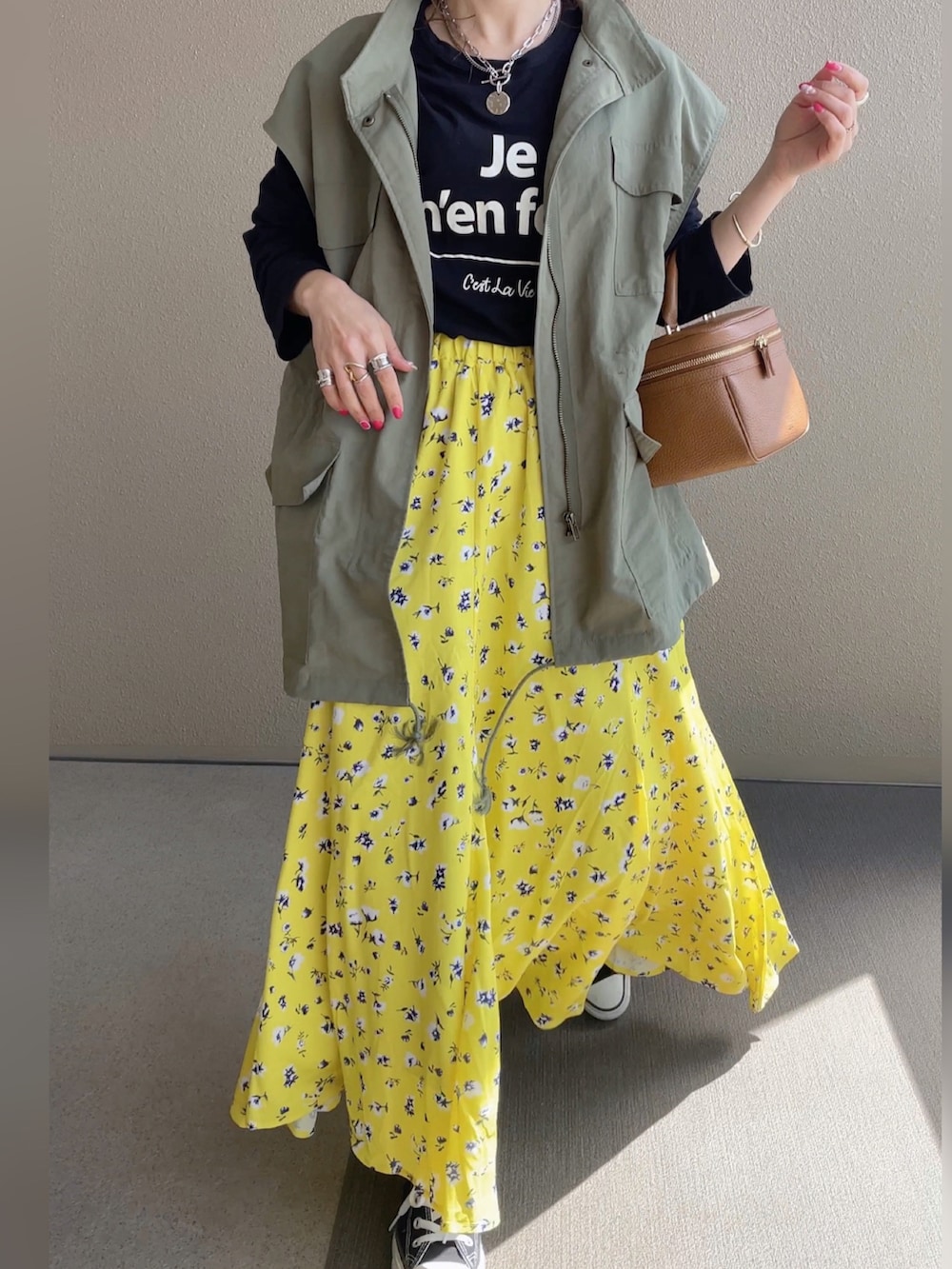 グリーン系のベスト、ブラック系のTシャツ/カットソー、その他のその他を着用したレディースの春コーディネートの2枚目の写真