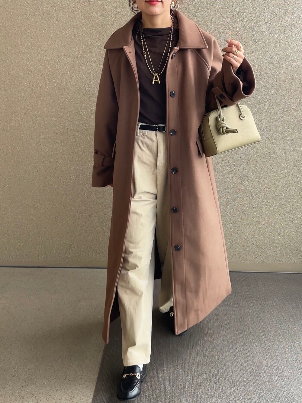 ブラウン系のその他アウター、ベージュ系のその他パンツ、ブラック系のその他シューズを着用したレディースの秋コーディネートの2枚目の写真