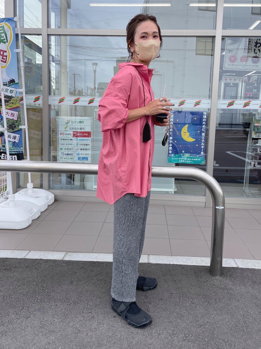 ピンク系のシャツ/ブラウス、ブラック系のスカート、ブラック系のサンダルを着用したレディースの秋コーディネートの4枚目の写真