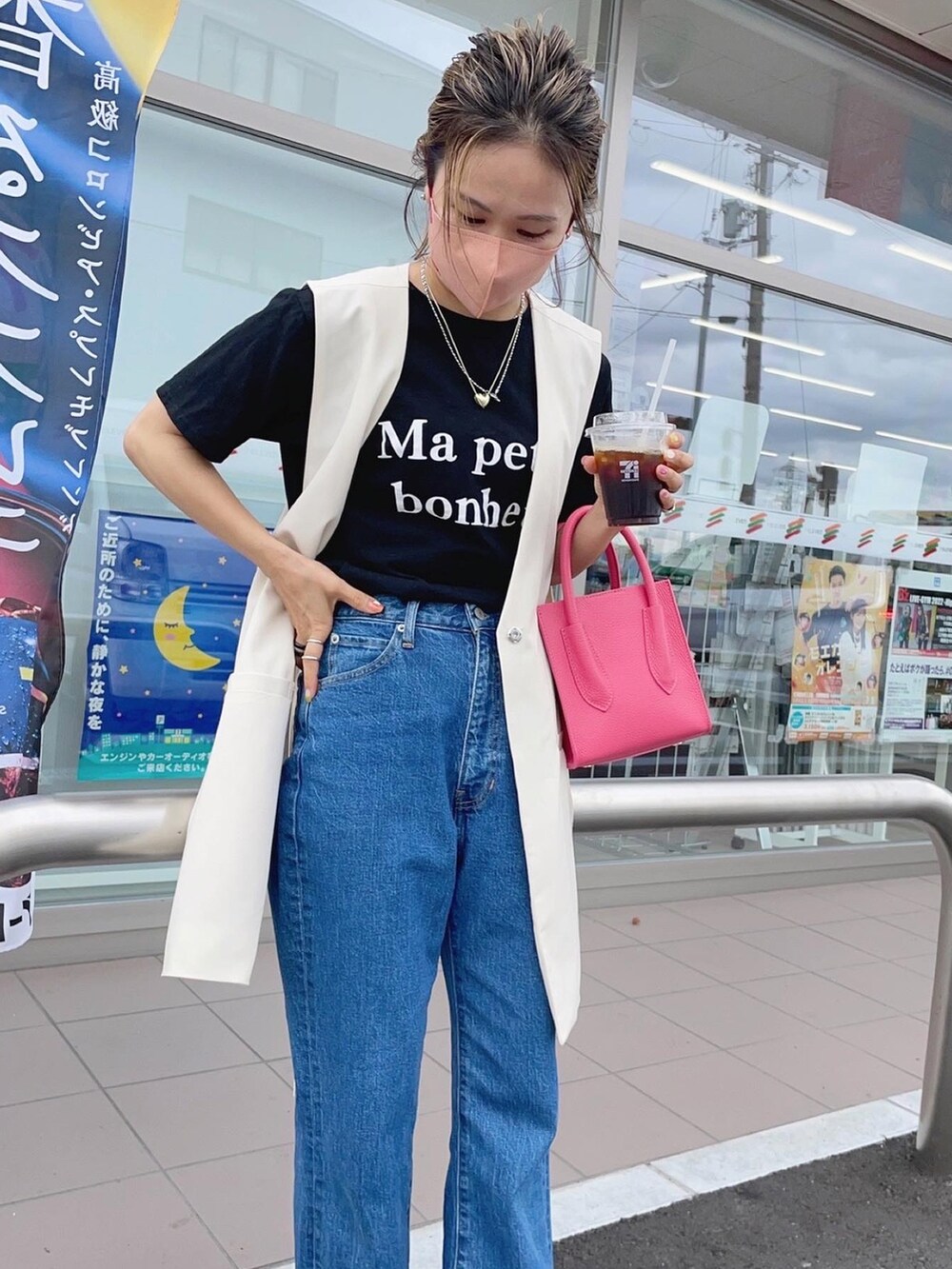 ブルー系のデニムパンツ、ブラック系のサンダル、ピンク系のTシャツ/カットソーを着用したレディースの夏コーディネートの3枚目の写真