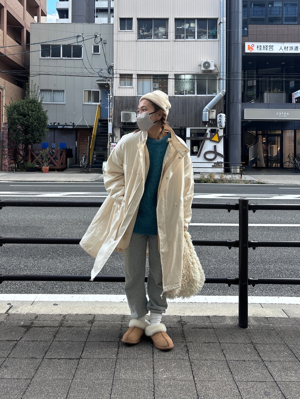 ブルー系のニット/セーター、ホワイト系のバッグ、ベージュ系のその他シューズを着用したレディースの冬コーディネートの5枚目の写真