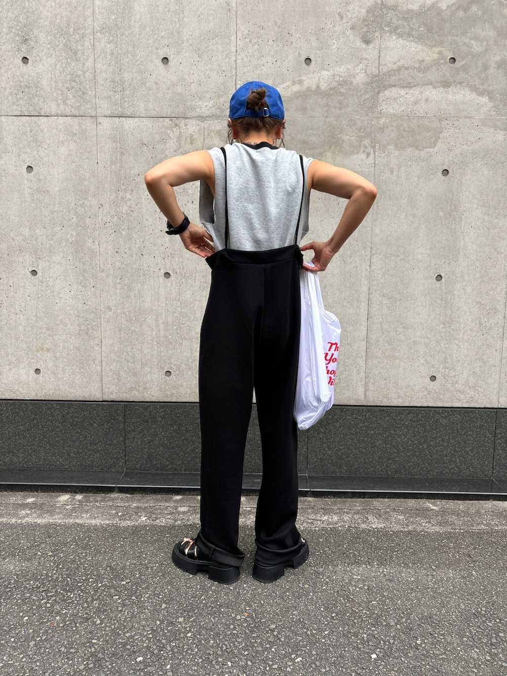 ブラック系のその他パンツ、グレー系のTシャツ/カットソー、ホワイト系のトートバッグを着用したレディースの夏コーディネートの2枚目の写真