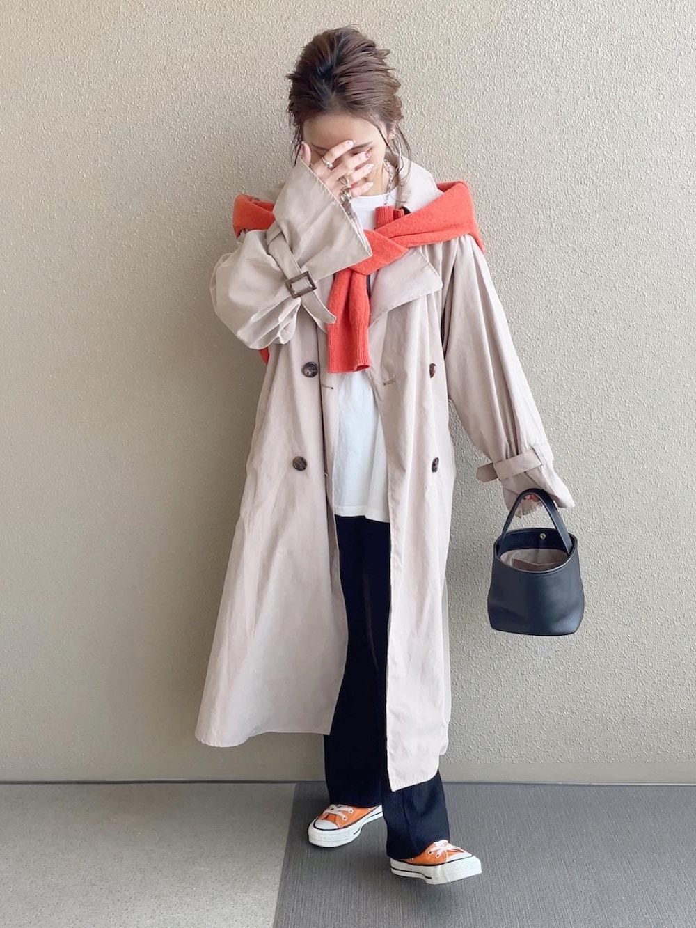 ベージュ系のトレンチコート、ホワイト系のTシャツ/カットソー、ブラック系のその他パンツを着用したレディースの春コーディネートの2枚目の写真