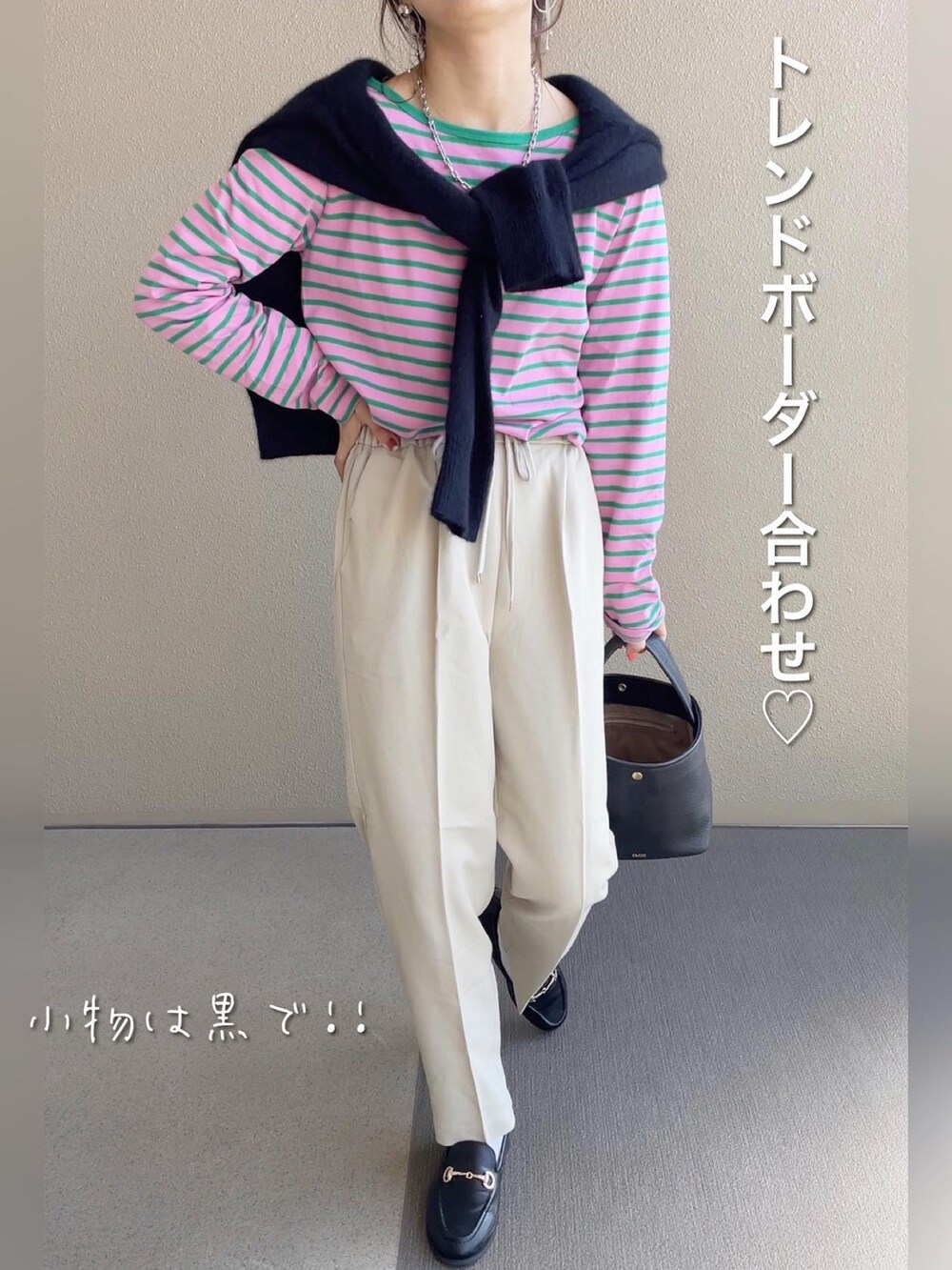 ベージュ系のスラックス、イエロー系のカーディガン/ボレロ、ピンク系のTシャツ/カットソーを着用したレディースの春コーディネートの3枚目の写真