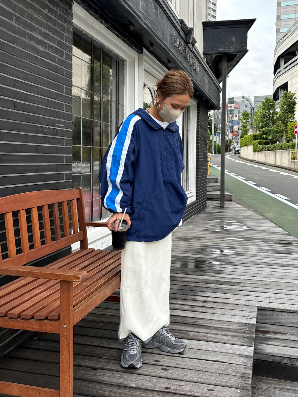 ブルー系のブルゾン、ホワイト系のスカートを着用したレディースの夏コーディネートの4枚目の写真