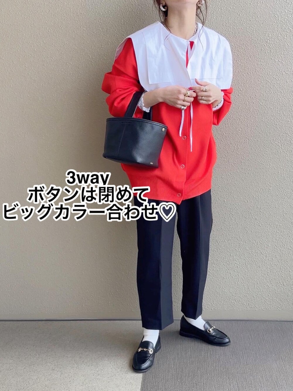 オレンジ系のカーディガン/ボレロ、ホワイト系のワンピース/ドレス、ホワイト系のシャツ/ブラウスを着用したレディースの春コーディネートの4枚目の写真