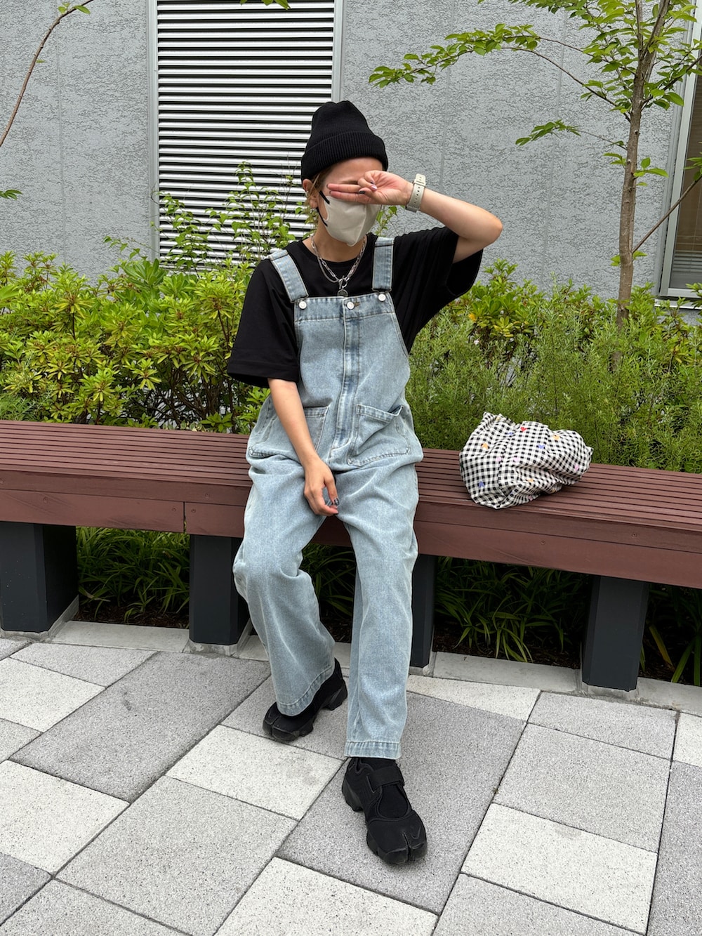 ブラック系のサンダル、ブルー系のサロペット/オーバーオール、ブラック系のニットキャップ/ビーニーを着用したレディースの夏コーディネートの5枚目の写真