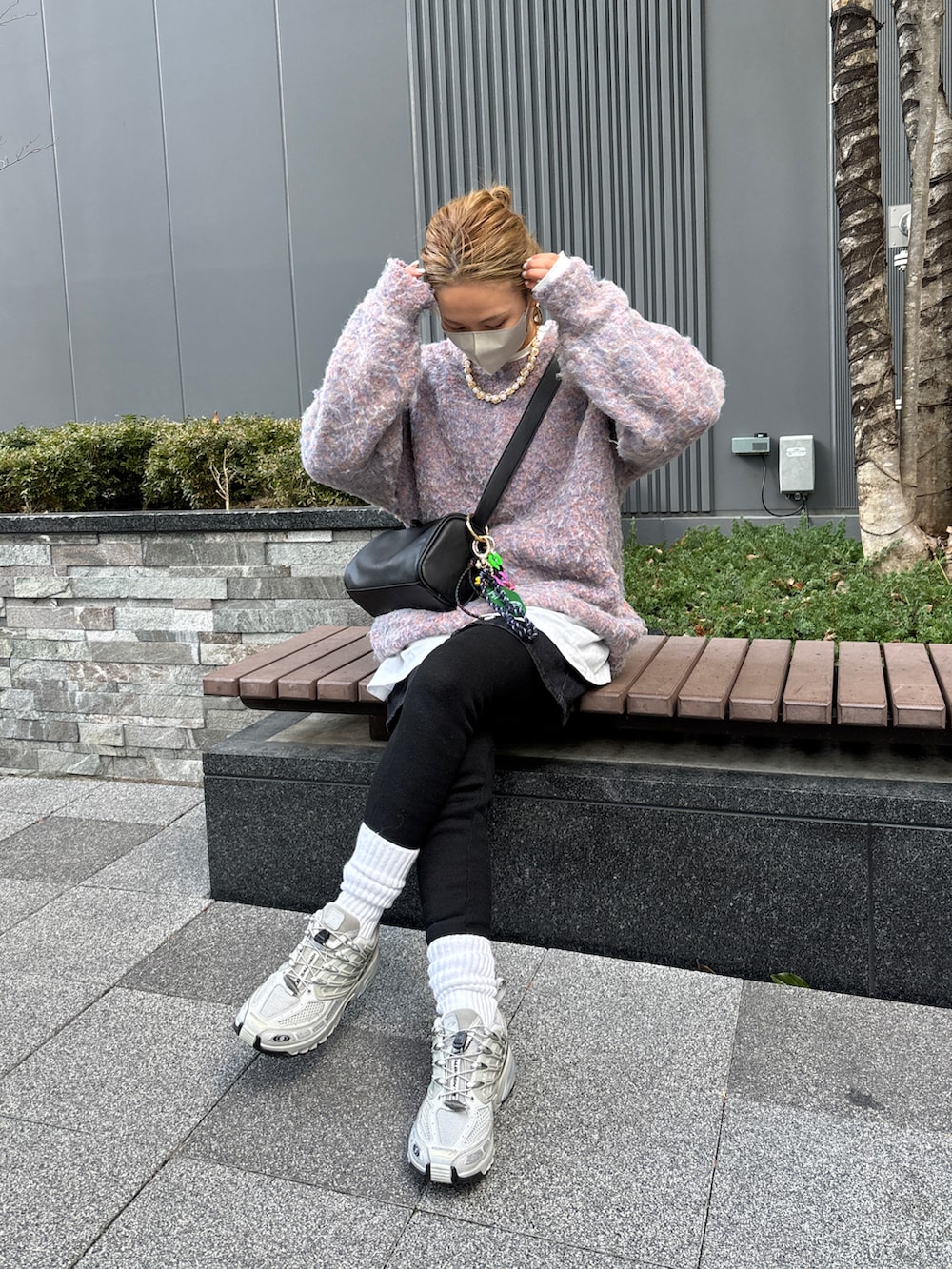 ブラック系のショルダーバッグ、ピンク系のニット/セーターを着用したレディースの冬コーディネートの5枚目の写真