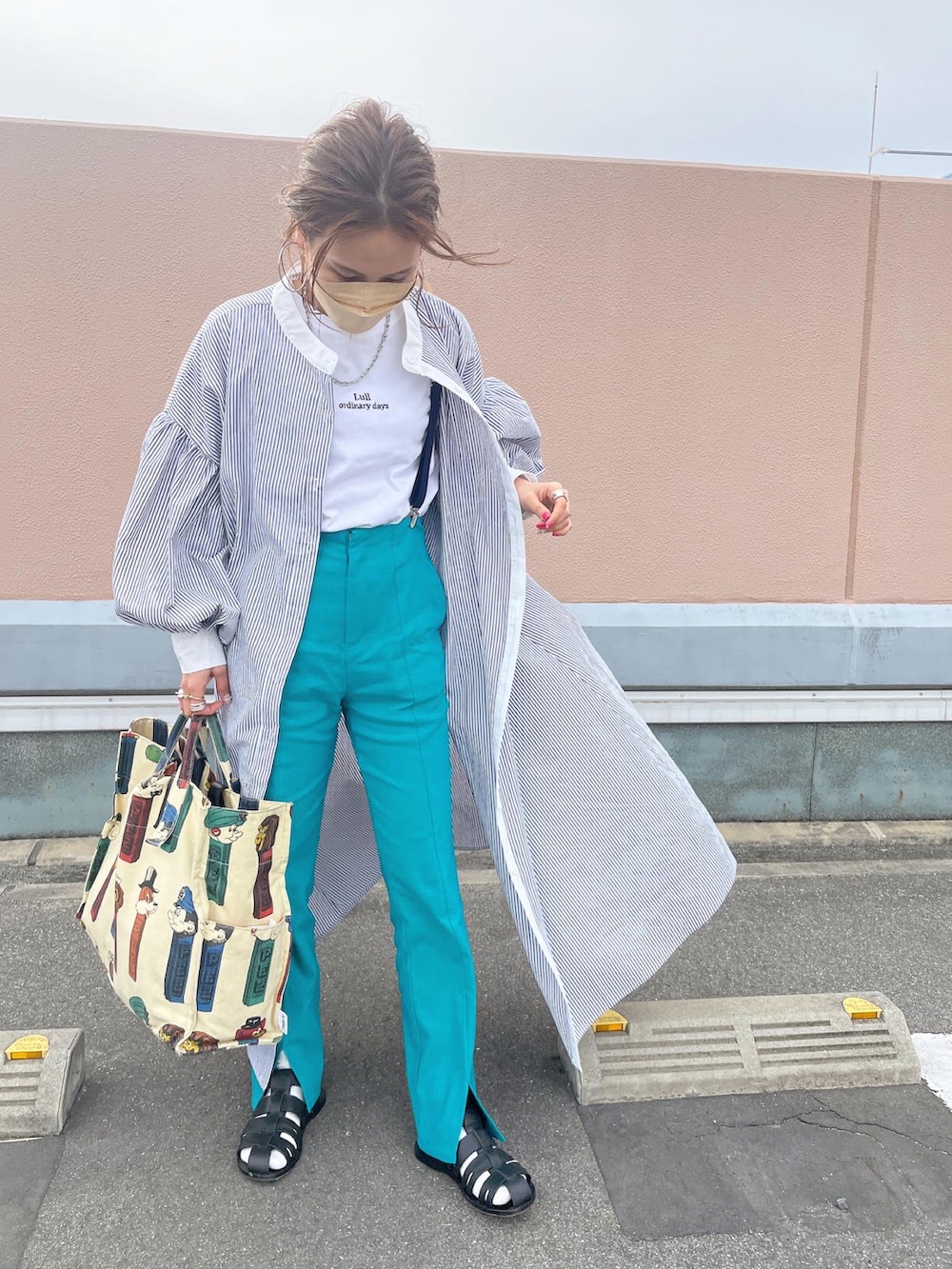 ブラック系のワンピース、ホワイト系のTシャツ/カットソー、グリーン系のスラックスを着用したレディースの春コーディネートの2枚目の写真