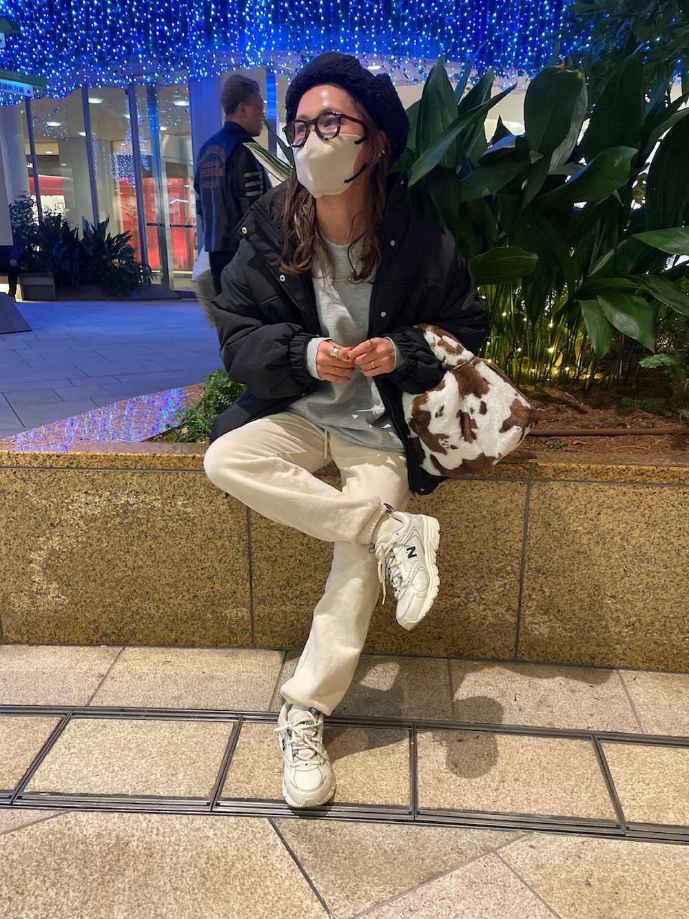 グレー系のスウェット、ブラック系のダウンジャケット/コート、ブラック系のハットを着用したレディースの冬コーディネートの5枚目の写真