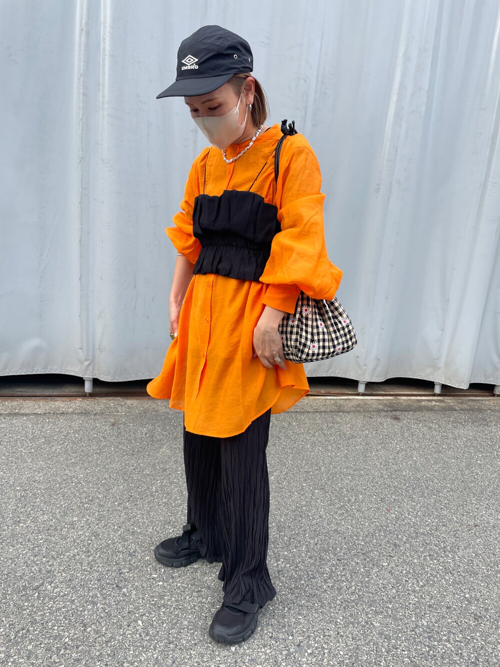 ホワイト系のTシャツ/カットソー、ブラック系のスニーカー、その他のハンドバッグを着用したレディースの春コーディネートの4枚目の写真