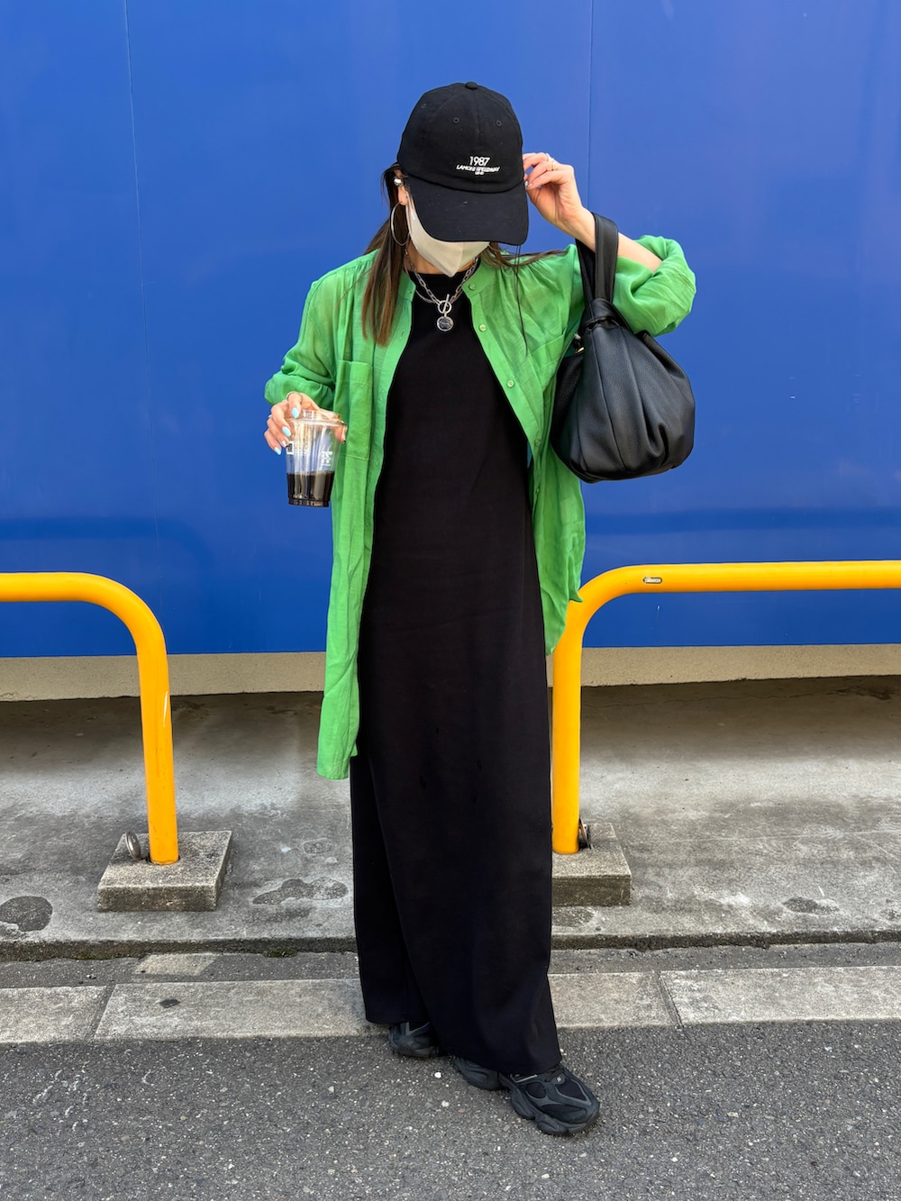 ベージュ系のミリタリージャケット、ブラック系のTシャツ/カットソー、グリーン系のシャツ/ブラウスを着用したレディースの春コーディネートの5枚目の写真