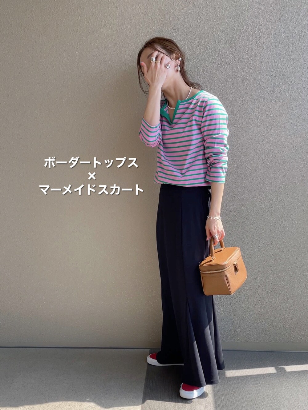 ピンク系のTシャツ/カットソー、ブラック系のスカート、グレー系のスウェットを着用したレディースの春コーディネートの2枚目の写真