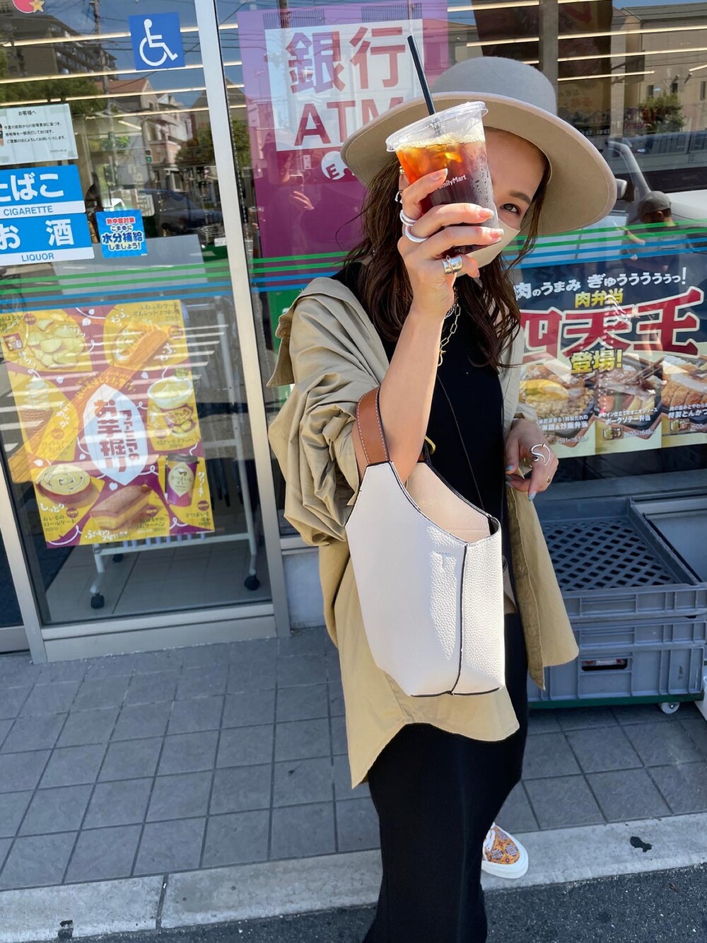 ベージュ系のシャツ/ブラウス、ブラック系のワンピース、イエロー系のスニーカーを着用したレディースの秋コーディネートの2枚目の写真