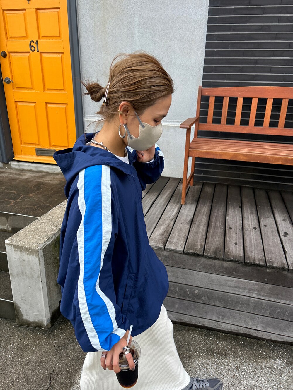 ブルー系のブルゾン、ホワイト系のスカートを着用したレディースの夏コーディネートの2枚目の写真