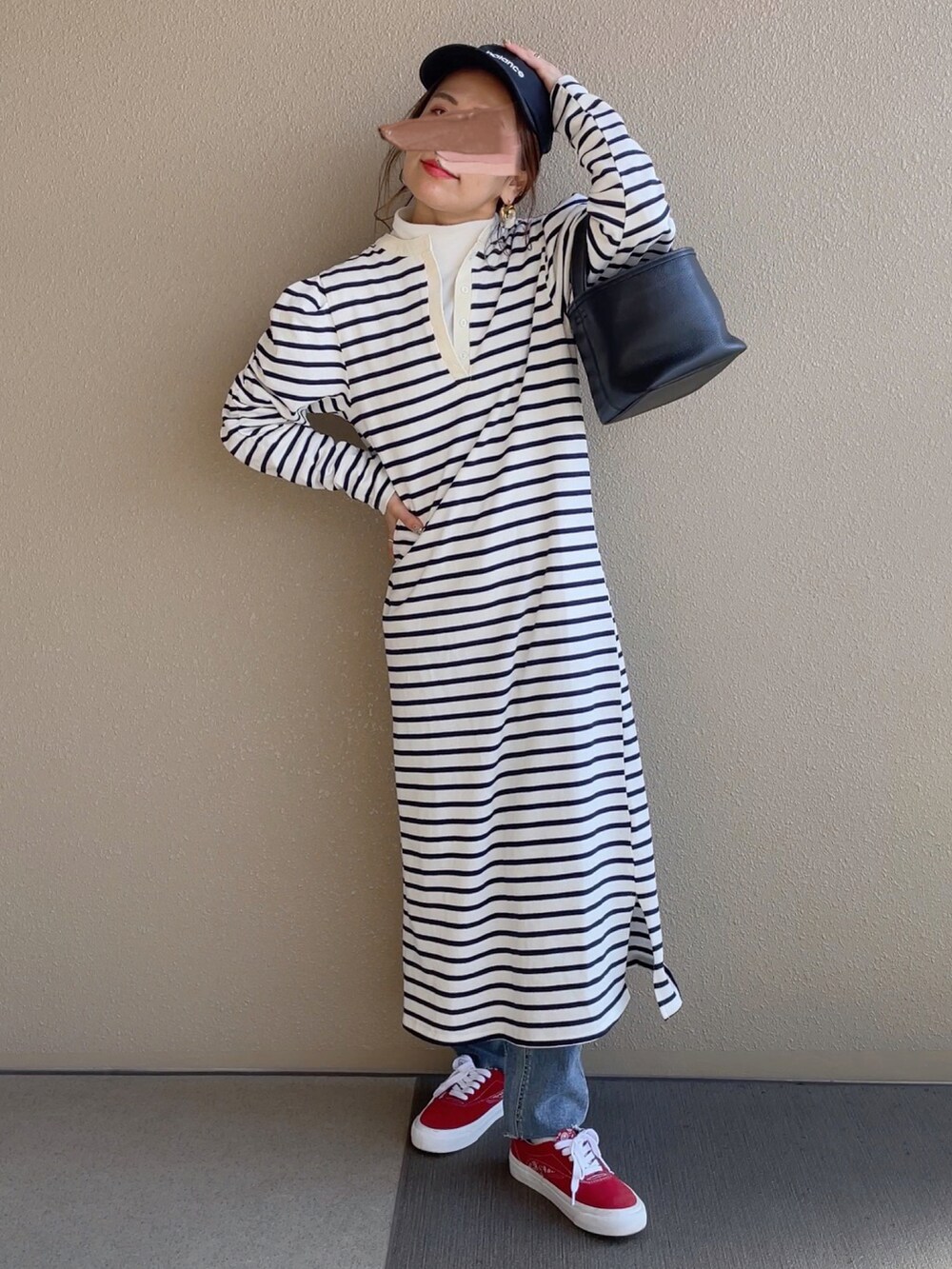 ホワイト系のワンピース/ドレス、レッド系のスニーカー、その他のその他を着用したレディースの冬コーディネートの3枚目の写真