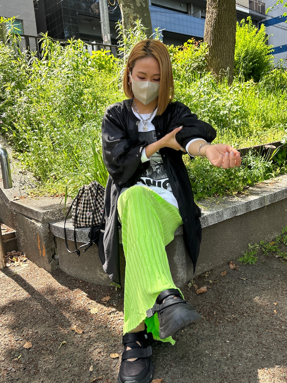 ブラック系のシャツ/ブラウス、ホワイト系のTシャツ/カットソー、グリーン系のスカートを着用したレディースの春コーディネートの2枚目の写真