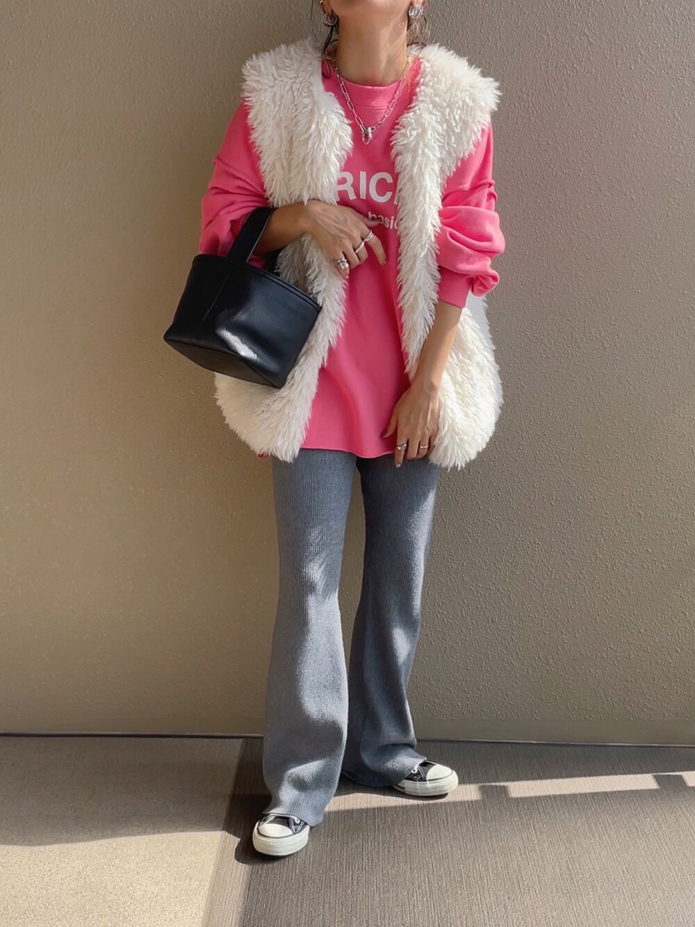 ピンク系のスウェット、グレー系のその他パンツ、ブラウン系のスウェットを着用したレディースの秋コーディネートの5枚目の写真